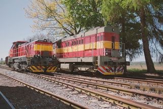 railtarget.cz/nakladni-doprava/video-drsny-kocour-potkal-sveho-nastupce-masiny-deli-43-let-ikonicky-retro-nater-zustava-12321.html